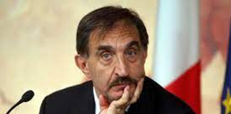 La Russa: “Foto Duce c’è anche alla Difesa, facciamo cancel culture?”
