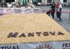 In piazza la maxi sbrisolona e al processo la torta mantovana viene assolta