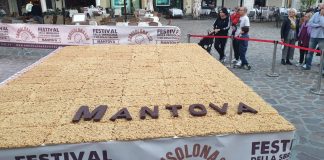 In piazza la maxi sbrisolona e al processo la torta mantovana viene assolta