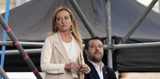 Camera, striscione anti Fontana: la reazione di Salvini e Meloni