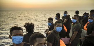 Migranti, oltre 900 in salvo su navi ong: “Così abbiamo visto morire gli altri”