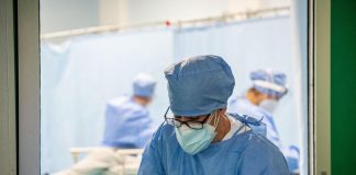 Covid, Lombardia: “Mantenere mascherine in ospedali e Rsa”