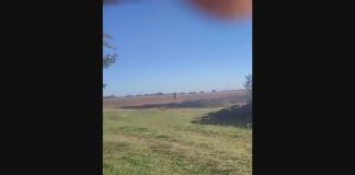 Ucraina, soldato spara e abbatte missile Russia – Video