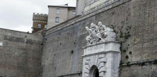 Musei Vaticani, abbatte 2 statue: fermato turista