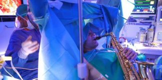Operato per tumore cervello mentre suona l’Inno d’Italia al sax