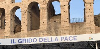 Papa al Colosseo, preghiera per pace in Ucraina e nel mondo