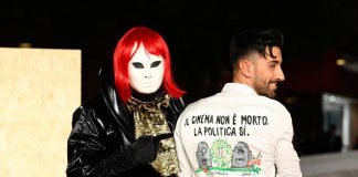 Festa Roma, provocazione in stile Taffo sul red carpet: “La politica è morta”