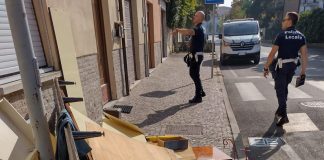 Getta dalla finestra rifiuti di vario genere e li abbandona sul marciapiede: 500 euro di multa per un 26enne mantovano