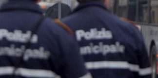 Meloni-Berlusconi, ressa tv in via Scrofa. Vigili: “‘Ndo sta er morto?”