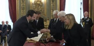 Giuramento a memoria per Meloni, Salvini si ‘perde’ la penna