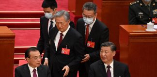 Cina, Hu scortato fuori da Congresso Pcc: Xi manda in pensione 4 veterani del partito