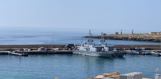 Continuano gli sbarchi di migranti a Lampedusa, neonato trovato morto