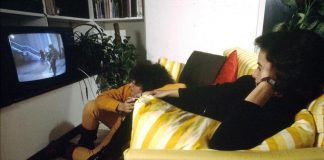 Mangiare davanti alla tv, vince la commedia romantica