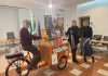 Tanti piccoli lettori grazie alla BiblioBike. Ora una mostra con i disegni dei bimbi sulla bici che porta in giro i libri