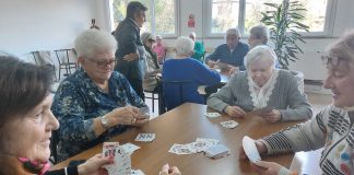 Tra chiacchiere, carte e lavori a maglia inaugurato il salottino del risparmio al Club delle Tre Età