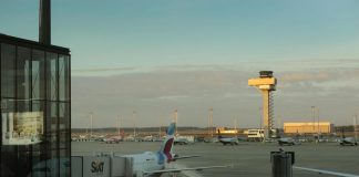 Germania, attivisti clima bloccano aeroporto Berlino: voli sospesi