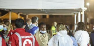 Migranti, per il 49% degli italiani è giusto curarli gratis: sondaggio Ipsos