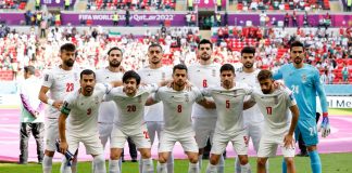 Qatar 2022, il regime si fa sentire: i giocatori dell’Iran cantano l’inno