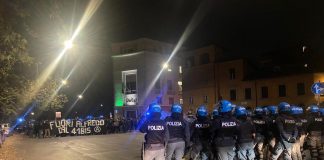 Roma, anarchici in corteo: bloccato Lungotevere
