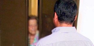 Anziana derubata di soldi e gioielli da un ladro che aveva prima spruzzato del gas in un rubinetto per stordirla