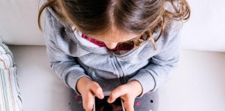 Bambini troppo sedentari, per pediatri “più sport, meno tv e cellulari”