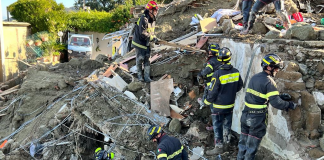 Recuperato il corpo del terzo fratellino, si continua a scavare