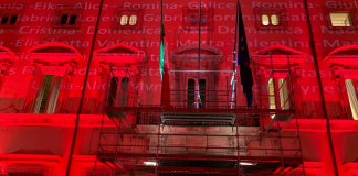 P.Chigi si illumina di rosso: sulla facciata i nomi delle donne vittime di femminicidio