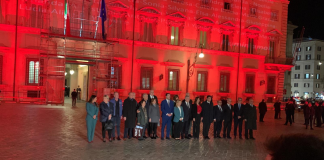 Da Meloni e ministri l’omaggio a nomi vittime femminicidio che illuminano Palazzo Chigi
