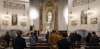 Covid e strette di mani in chiesa, cosa pensano gli esperti