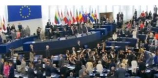 Qatar 2022, europarlamentari M5S con la fascia ‘One love’ proibita ai Mondiali