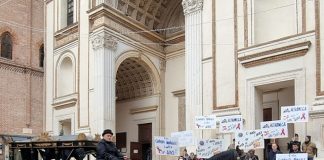 Alfaomega fa sfilare in centro il corteo funebre della prevenzione all’Aids
