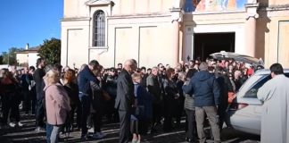 La moto sul sagrato e 800 persone per i funerali del pilota 26enne morto al Migliaretto