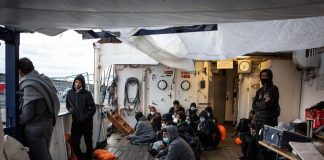Migranti, sbarco selettivo: 200 medici denunciano Usmaf all’Ordine