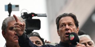Pakistan, l’ex premier Imran Khan ferito da colpi d’arma da fuoco