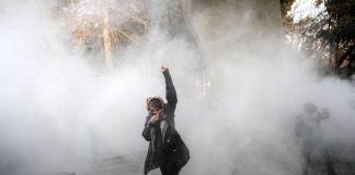 Iran, polizia spara in stazione metro Teheran e picchia le donne