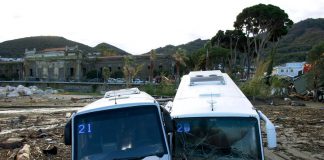Frana Ischia, si scava a mani nude alla ricerca dei dispersi