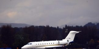 Roma, attivisti invadono terminal Ciampino e bloccano jet privati