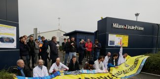 Milano, ambientalisti bloccano l’aeroporto di Linate contro i jet privati