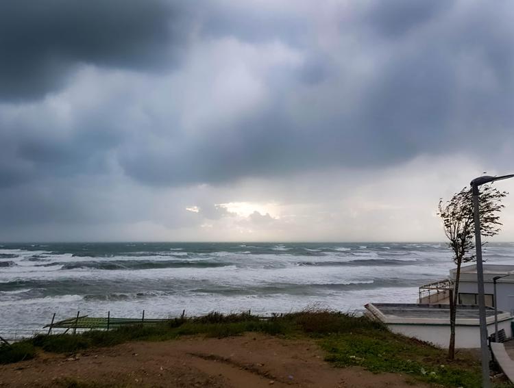 Maltempo, Nubifragi E Venti Di Burrasca: Allerta Rossa In Abruzzo E ...