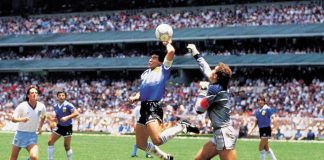 Il pallone della ‘mano di Dio’ di Maradona venduto all’asta a Londra per 2,4 mln di euro