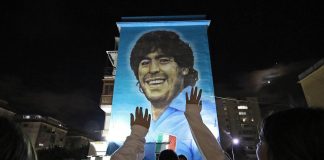 Maradona, tra fiaccole e calcetto Napoli lo ricorda a 2 anni da morte
