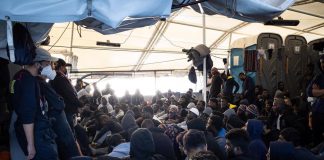 Migranti, Cei: “Sbarco selettivo attacco a democrazia, soccorrere tutti”