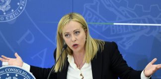 Migranti, Meloni: “Governo rispetta regole, divieto Ong è legittimo”