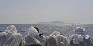 Migranti, nave con oltre 100 minori a bordo ancora senza un porto