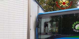 Incidenti, bus con 20 persone a bordo tampona un camion a Milano