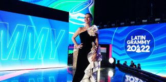 Laura Pausini, hamburger e telefonata a mamma per chiudere la Notte dei Latin Grammy