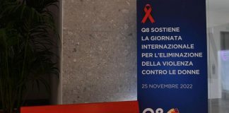 Violenza su donne, Q8 mette panchina rossa nella sede di Roma ‘per dire basta’
