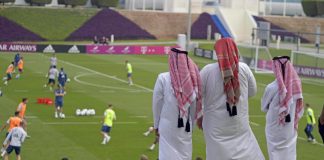 Qatar 2022, scambia thawb per accappatoi: tv tedesca ‘richiama’ commentatore