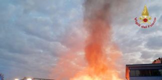 Torino, incendio all’alba in zona industriale di Villastellone