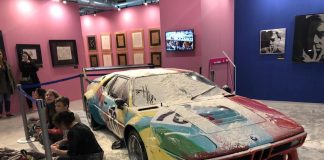 8 kg di farina sull’auto da 10 mln dipinta da Andy Warhol
